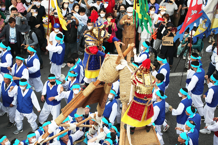 경북 안동시 시가지에서 국가무형문화재인 안동차전놀이를 시연하고 있다. (사진=안동시 제공) *재판매 및 DB 금지