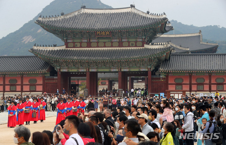 [서울=뉴시스] 배훈식 기자 = 서울 종로구 경복궁을 찾은 시민들과 외국인 관광객들이 수문장 교대식을 관람하고 있다. 2022.10.02. dahora83@newsis.com