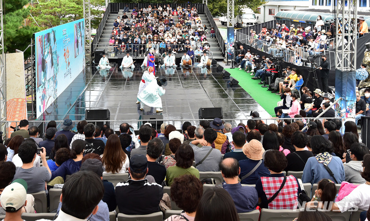 [안동=뉴시스] 이무열 기자 = 2022 안동국제탈춤페스티벌이 열린 2일 오후 경북 안동시 운흥동 문화플랫폼 모디684 광장에서 관광객들이 양주별산대놀이 공연을 보며 즐거워하고 있다. 2022.10.02. lmy@newsis.com