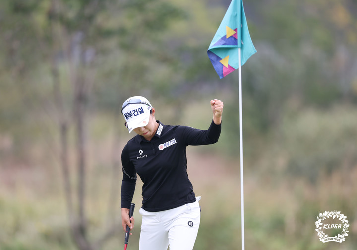 [서울=뉴시스] 권창회 기자 = 2일 인천 청라 베어즈베스트청라CC에서 열린 '하나금융그룹 챔피언십' FR에서 김수지가 4번홀 버디 후 세리머니 하고 있다. (사진=KLPGA 제공) 2022.10.02. photo@newsis.com *재판매 및 DB 금지
