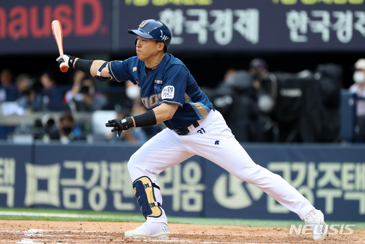 [서울=뉴시스] 이영환 기자 = 2일 오후 서울 송파구 잠실야구장에서 열린 2022 프로야구 NC 다이노스와 LG 트윈스의 경기, 7회초 1사 1,2루에서 NC 손아섭이 삼진 아웃 되고 있다. 2022.10.02. 20hwan@newsis.com