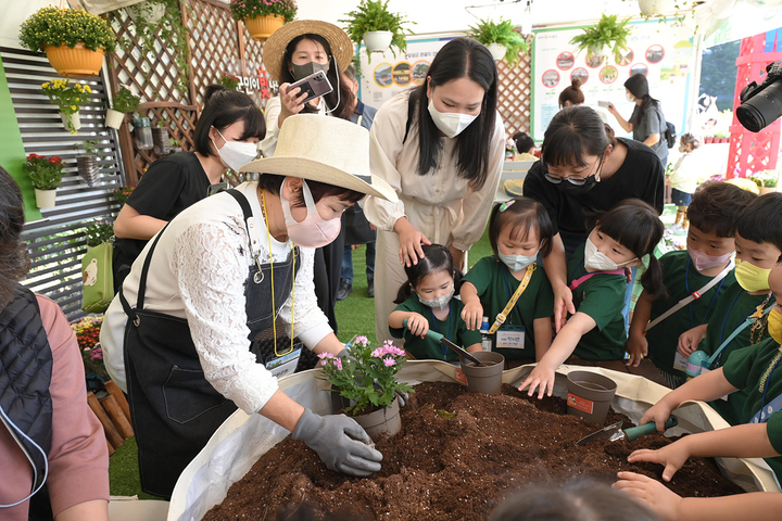 [대구=뉴시스]제10회 대구도시농업박람회(Daegu Urban Agriculture Expo 2022)’가 열린 대구농업마이스터교에서 어린이들이 체험 행사를 진행하고 있다(사진=대구시 제공) 2022.10.03 photo@newsis.com *재판매 및 DB 금지