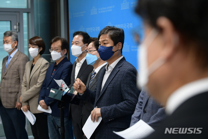 [서울=뉴시스] 최진석 기자 = 김영배 더불어민주당 의원이 3일 오전 서울 여의도 국회 소통관에서 더불어민주당 윤석열정권 정치탄압대책위원회의 '감사원의 문재인 전 대통령 조사'와 관련한 기자회견을 마친 후 취재진의 질문에 답하고 있다. (공동취재사진) 2022.10.03. photo@newsis.com