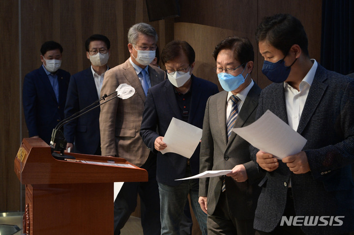 [서울=뉴시스] 최진석 기자 = 박범계 더불어민주당 윤석열정권정치탄압대책위원장을 비롯한 의원들이 3일 오전 서울 여의도 국회 소통관에서 더불어민주당 윤석열정권 정치탄압대책위원회가 '감사원의 문재인 전 대통령 조사'와 관련한 기자회견에 나서고 있다. (공동취재사진) 2022.10.03. photo@newsis.com