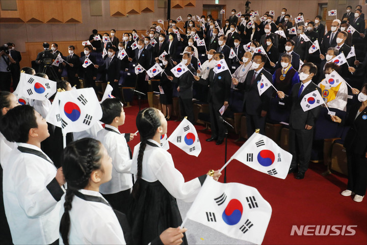 [서울=뉴시스] 사진공동취재단 = 지난해 10월3일 서울 종로구 정부서울청사 별관 대강당에서 열린 제4354주년 개천절 경축식 모습. 2022.10.03. photo@newsis.com