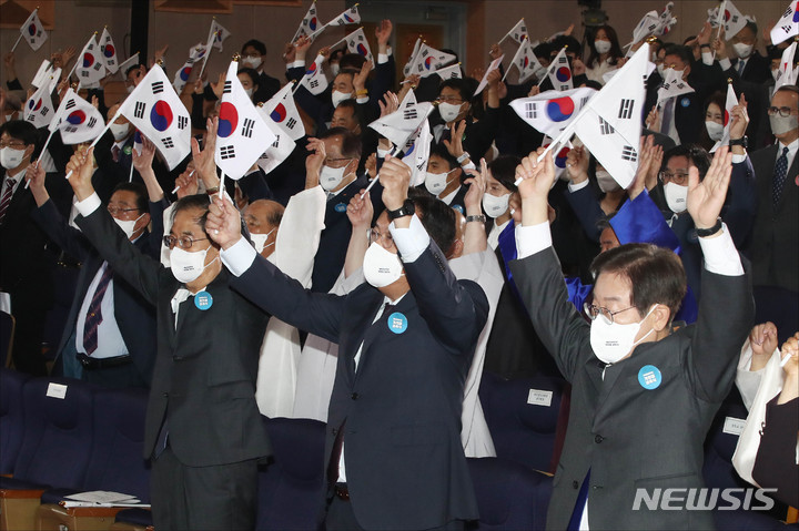 [서울=뉴시스] 사진공동취재단 = 한덕수(왼쪽부터) 국무총리와 정진석 국민의힘 비상대책위원장, 이재명 더불어민주당 대표가 3일 오전 서울 종로구 정부서울청사 별관 대강당에서 열린 제4354주년 개천절 경축식에 참석해 만세 삼창을 하고 있다. 2022.10.03. photo@newsis.com