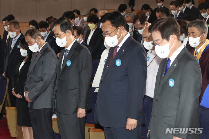 [서울=뉴시스] 사진공동취재단 = 한덕수(앞줄 왼쪽 세번재부터) 국무총리와 정진석 국민의힘 비상대책위원장, 이재명 더불어민주당 대표가 3일 오전 서울 종로구 정부서울청사 별관 대강당에서 열린 제4354주년 개천절 경축식에 참석해 묵념을 하고 있다. 2022.10.03. photo@newsis.com