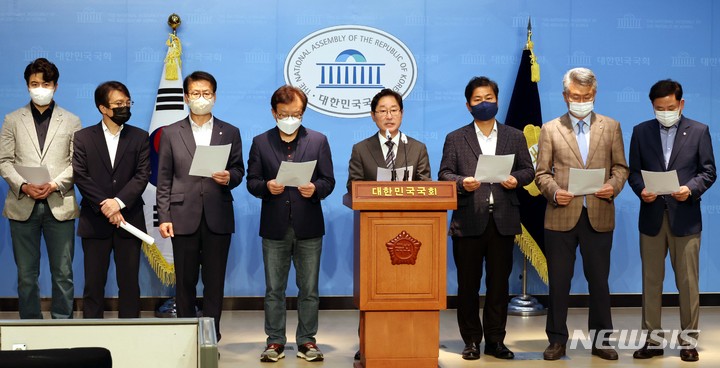 [서울=뉴시스] 최진석 기자 = 박범계 더불어민주당 윤석열정권 정치탄압대책위원장이 3일 오전 서울 여의도 국회 소통관에서 '감사원의 문재인 전 대통령 조사' 관련 기자회견을 하고 있다. (공동취재사진) 2022.10.03. photo@newsis.com