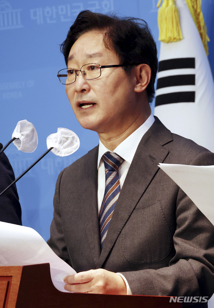 [서울=뉴시스] 최진석 기자 = 박범계 더불어민주당 윤석열정권 정치탄압대책위원장이 3일 오전 서울 여의도 국회 소통관에서 '감사원의 문재인 전 대통령 조사' 관련 기자회견을 하고 있다. (공동취재사진) 2022.10.03. photo@newsis.com