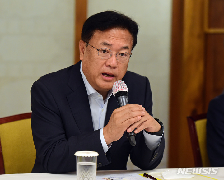 [서울=뉴시스] 국회사진기자단 = 정진석 국민의힘 비상대책위원장이 3일 서울 종로구 총리공관에서 열린 제5차 고위당정협의회에서 발언을 하고 있다. 2022.10.03. photo@newsis.com