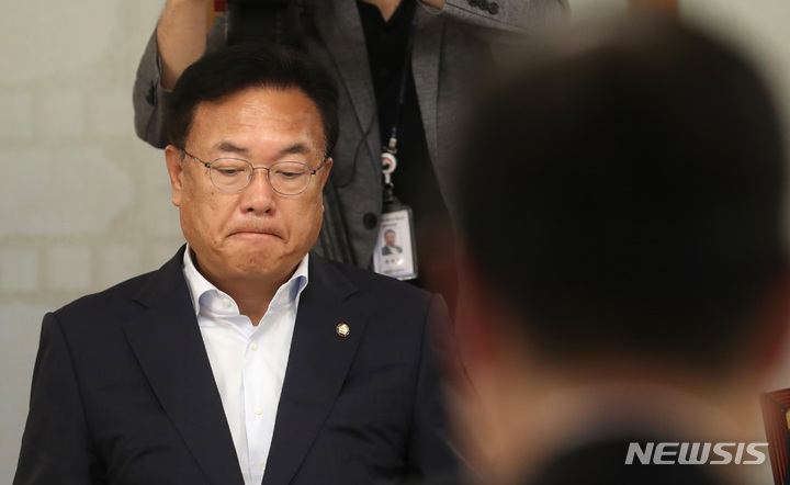 [서울=뉴시스] 국회사진기자단 = 정진석 국민의힘 비대위원장이 3일 서울 종로구 삼청동 총리공관에서 열린 제5차 고위당정협의회에 참석해 한덕수 국무총리의 발언을 듣고 있다. photo@newsis.com