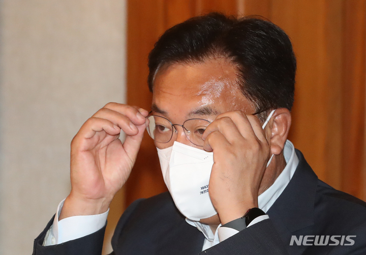 [서울=뉴시스] 국회사진기자단 = 정진석 국민의힘 비대위원장이 3일 서울 종로구 삼청동 총리공관에서 열린 제5차 고위당정협의회에 참석해 안경을 고쳐쓰고 있다. 2022.10.03. photo@newsis.com