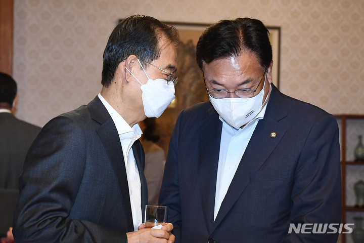 [서울=뉴시스] 최진석 기자 = 한덕수 국무총리와 국민의힘 정진석 비상대책위원장이 3일 서울 종로구 총리공관에서 열린 제5차 고위당정협의회에 앞서 대화를 하고 있다. (공동취재사진) 2022.10.03. photo@newsis.com