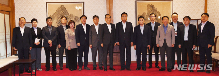 [서울=뉴시스] 최진석 기자 = 한덕수 국무총리와 국민의힘 정진석 비상대책위원장, 김대기 대통령비서실장, 성일종 정책위의장 등 참석자들이 3일 서울 종로구 총리공관에서 열린 제5차 고위당정협의회에서 기념촬영을 하고 있다. (공동취재사진) 2022.10.03. photo@newsis.com