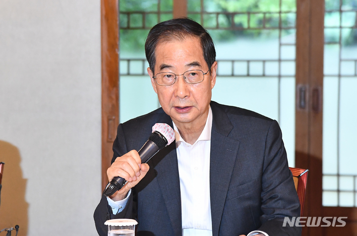 [서울=뉴시스] 최진석 기자 = 한덕수 국무총리가 지난 10월3일 서울 종로구 총리공관에서 열린 제5차 고위당정협의회에서 발언하고 있다. 왼쪽은 김대기 대통령비서실장. (공동취재사진) 2022.10.03. photo@newsis.com