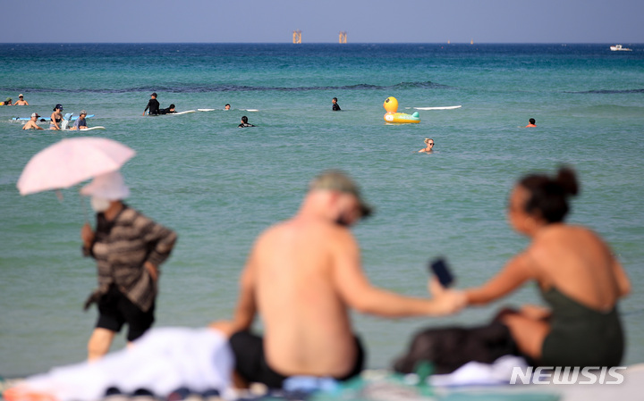 [제주=뉴시스] 우장호 기자 = 낮 최고기온이 30도에 육박하는 무더운 날씨를 보인 3일 오후 제주시 한림읍 협재해수욕장을 찾은 관광객들이 물놀이를 하며 더위를 식히고 있다. 2022.10.03. woo1223@newsis.com