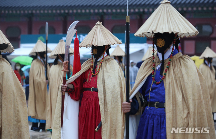 [서울=뉴시스] 김진아 기자 =  3일 오후 서울 경복궁 흥례문 광장에서 수문장 임명의식 특별행사가 진행되고 있다. 수문장 임명의식은 '조선왕조실록' 예종 1년인 1469년 수문장 제도를 최초로 시행했다는 기록을 근거로 문화재청이 재현해 낸 궁궐 문화행사다. 수문장 임명의식 20주년을 기념하는 이번 행사는 전국 수문장 240여 명이 경복궁 흥례문 광장에 모여 국왕 임명을 받는다. 2022.10.03. bluesoda@newsis.com