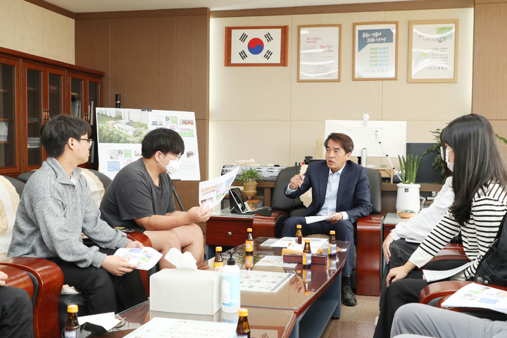 [보은=뉴시스] 안성수 기자 = 최 군수와 군 청소년참여위원회 위원 등 11명이 3일 군수실에서 청소년정책 제안과 공약 실현을 위한 소통 간담회를 진행했다. 2022.10.04. hugahn@newsis.com *재판매 및 DB 금지