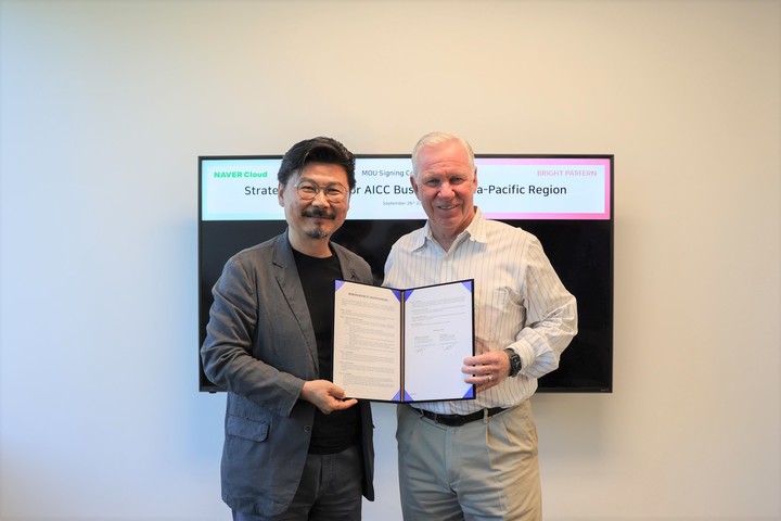박원기 네이버클라우드 대표(왼쪽)와 마이클 맥클로스키 브라이트 패턴 최고경영자(CEO)가 업무협약(MOU)를 마치고 기념촬영을 하고 있다. (사진=네이버클라우드 제공) *재판매 및 DB 금지