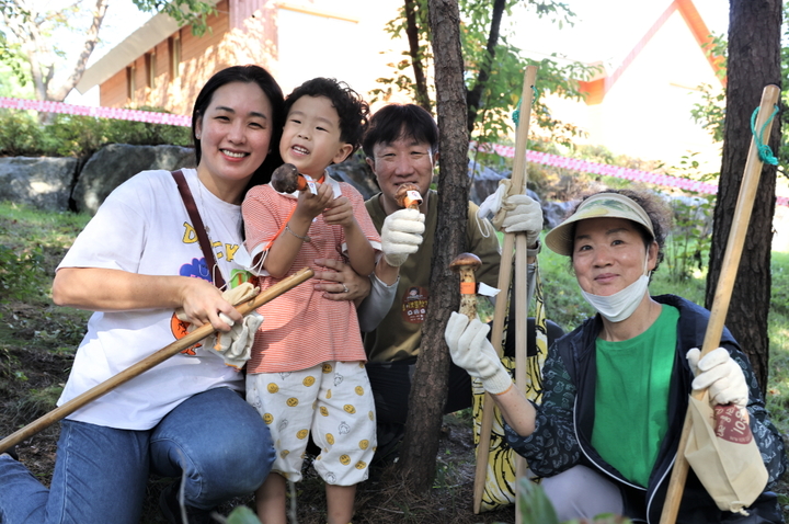 '송이보물찾기'에 참여한 방문 가족 모습. (사진=양양군 제공) *재판매 및 DB 금지