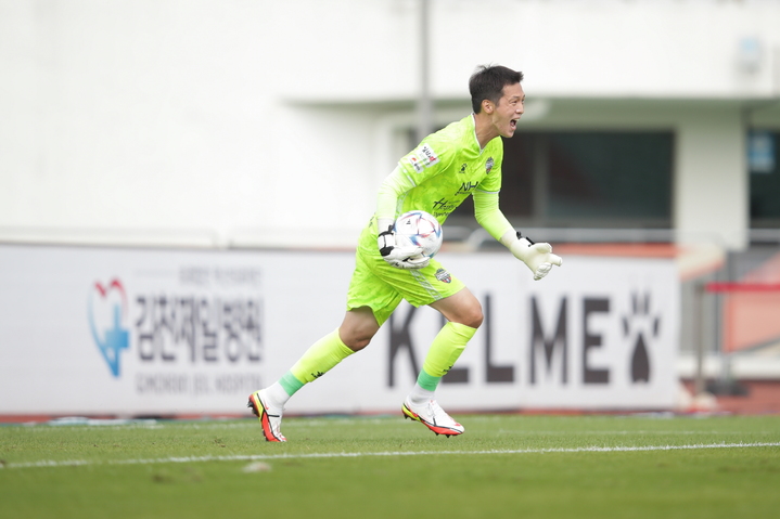 [서울=뉴시스]황인재(김천) 31라운드 제주전 PK 선방 직후 모습. 2022.10.04. (사진=한국프로축구연맹 제공) *재판매 및 DB 금지