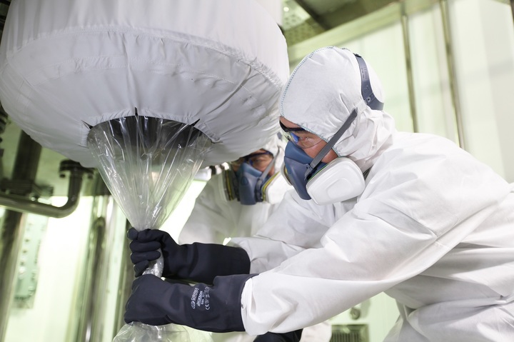 SK바이오텍 관계자가 세종공장에서 생산된 최종 제품을 포장하고 있다. (사진=SK바이오텍 제공) *재판매 및 DB 금지