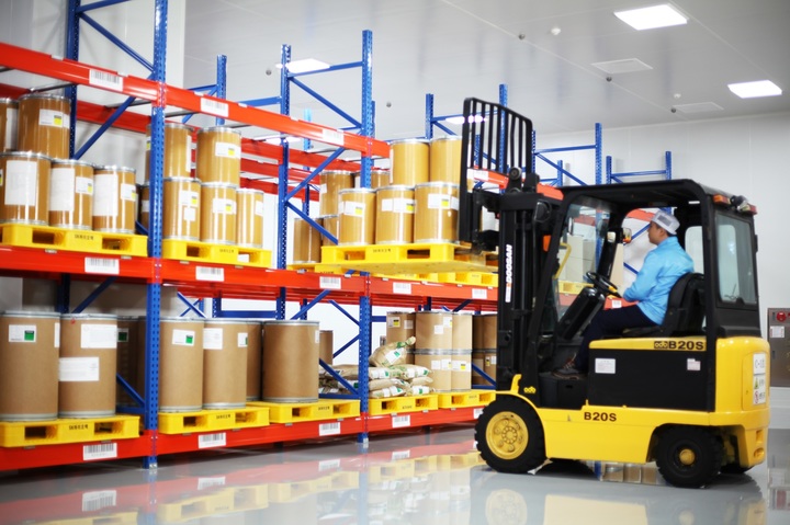 SK바이오텍 관계자가 물류창고 상온저장고에 원료를 적재하고 있다. (사진=SK바이오텍 제공) *재판매 및 DB 금지