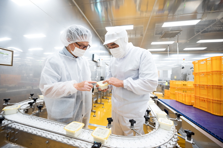 [서울=뉴시스]경상남도 하동군에 위치한 '에코맘의산골이유식' 직원들이 이유식을 용기에 넣는 충진공정을 살펴보고 있다. (사진 = 업체 제공) *재판매 및 DB 금지