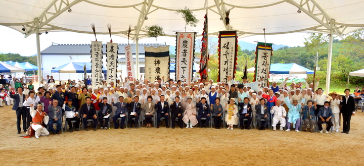 지난 3일 순창농요금과들소리전수관 야외공연장에서 열린 '제1회 전라북도 들소리 겨루기대회', 참석자들이 기념사진을 찍고 있다. *재판매 및 DB 금지