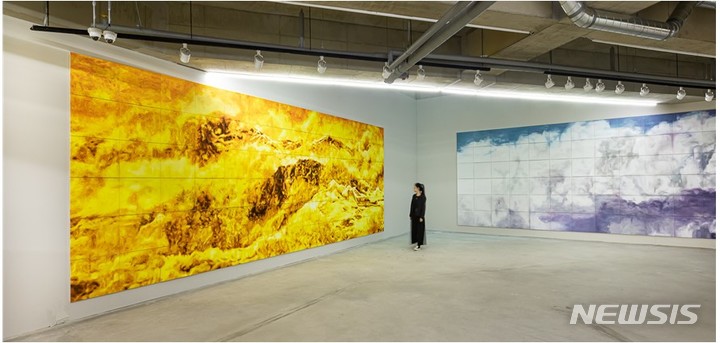 [서울=뉴시스]사비나미술관 홍순명 개인전 '비스듬히 떨어지는 풍경 – 재난, 가족'전시 전경.