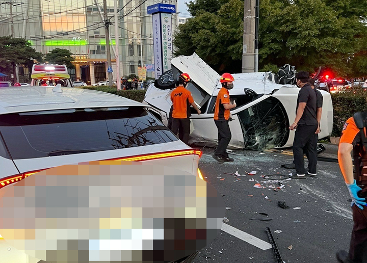 전남 순천 도심서 지난 1일 오후 13중 추돌 사고후 전복된 현대 아이오닉 5 SUV 전기 택시. 독자제공 *재판매 및 DB 금지