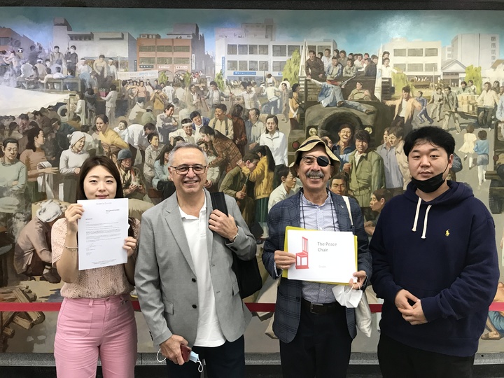 [광주=뉴시스] 이영주 기자 = '남미의 피카소' 듀반 로페즈(사진 오른쪽 두번째)가 4일 오전 광주 서구 5·18기념재단을 방문해 대표작 '평화의 의자' 기증 의사를 밝히고 기념촬영을 하고 있다. (사진 = 5·18기념재단 제공) 2022.10.04. photo@newsis.com *재판매 및 DB 금지