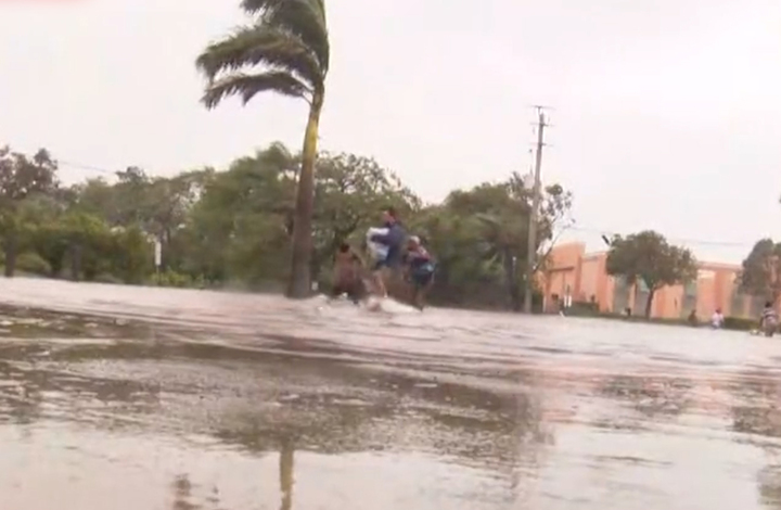 호주 방송사 카메라맨 글랜 앨리스가 침수된 도로에서 이재민들이 나올 수 있도록 돕는 모습. 출처: 호주 7News *재판매 및 DB 금지