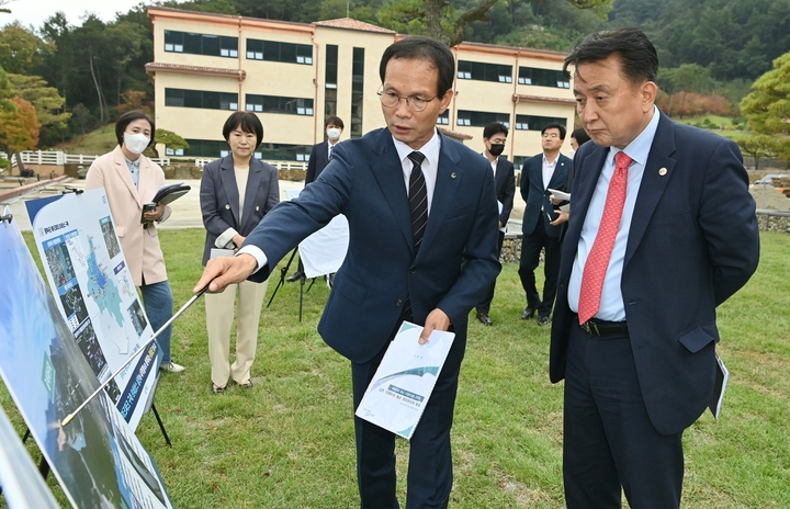 [음성=뉴시스] 강신욱 기자 = 조병옥(왼쪽) 충북 음성군수가 4일 삼형제 저수지 현장에서 김영환 충북도지사에게 도 핵심사업인 레이크파크 르네상스 구축사업과 관련해 설명하고 있다. (사진=음성군 제공) 2022.10.04. photo@newsis.com *재판매 및 DB 금지