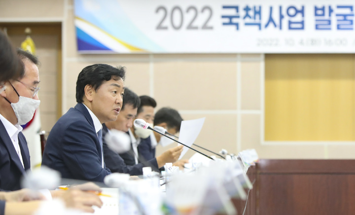 [전주=뉴시스] 민선 8기 전라북도 혁신발전을 견인할 국책사업 발굴 추진상황 중간보고회가 4일 전북도청 종합상황실에서 열린 가운데 김관영 전북지사가 회의를 주재하고 있다. 2022.10.04 (사진= 전라북도청 제공) *재판매 및 DB 금지