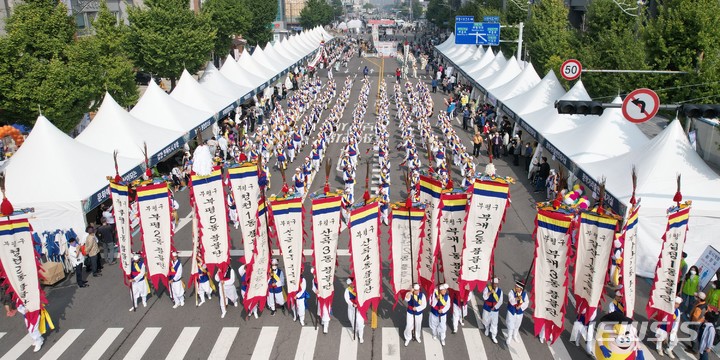 [인천=뉴시스] 이루비 기자 = 부평풍물대축제 놀던대로. (사진=인천 부평구 제공) 2022.10.04. photo@newsis.com *재판매 및 DB 금지