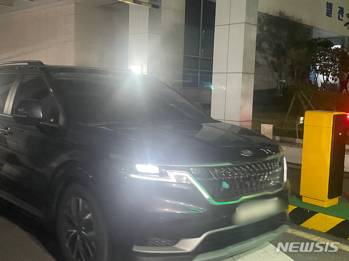 [대전=뉴시스] 김도현 기자 = 여신도들을 성폭행하거나 추행한 혐의로 영장실질심사를 마친 이른바 JMS 기독교복음선교회 정명석(77) 총재가 타고 있는 호송 차량이 4일 오후 6시 46분께 대전지방법원 지하 주차장을 나서 대전 둔산경찰서를 향하고 있다. 2022.10.04. photo@newsis.com