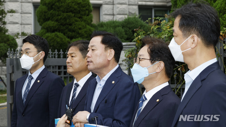 [서울=뉴시스] 국회사진기자단 = 송갑석(왼쪽 세번째) 더불어민주당 윤석열 정부 정치탄압대책위원회 부위원장이 4일 오전 서울 종로구 감사원 앞에서 ‘감사원의 문재인 전 대통령 서면조사 통보’에 항의하는 1인 피켓 시위에 앞서 발언하고 있다. 2022.10.04. photo@newsis.com