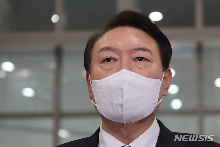 [서울=뉴시스] 홍효식 기자 = 윤석열 대통령이 4일 서울 용산 대통령실 청사로 출근하며 취재진 질문에 답변하고 있다. (대통령실통신사진기자단) 2022.10.04. yesphoto@newsis.com