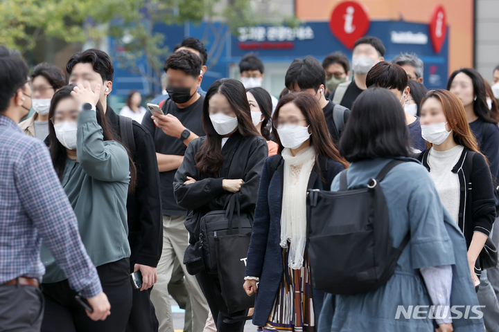 [서울=뉴시스] 조성우 기자 = 비가 그친 뒤 기온이 떨어져 쌀쌀한 날씨를 보인 4일 오전 서울 종로구 세종대로 인근에서 외투를 입은 시민들이 이동하고 있다. 2022.10.04. xconfind@newsis.com