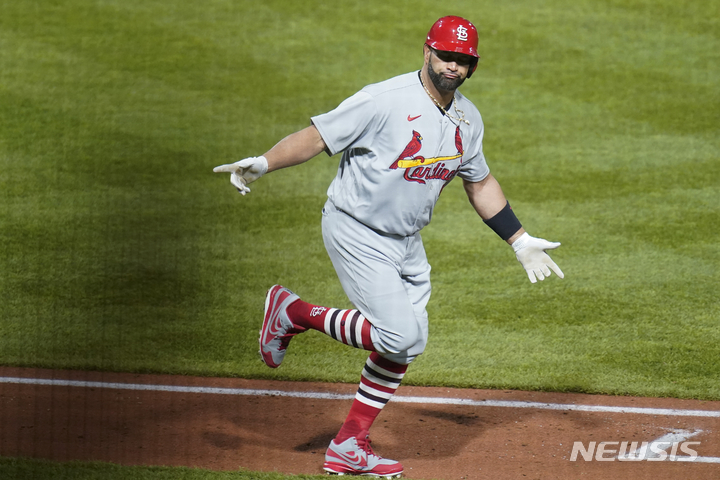 [피츠버그=AP/뉴시스] 세인트루이스 카디널스의 앨버트 푸홀스가 3일(현지시간) 미 펜실베이니아주 피츠버그의 PNC파크에서 열린 2022 메이저리그 피츠버그 파이어리츠와의 경기 6회 초 통산 703호 홈런을 친 후 1루로 향하고 있다. 2022.10.04.