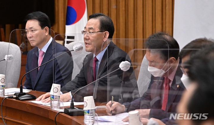 [서울=뉴시스] 전진환 기자 = 주호영 국민의힘 원내대표가 4일 서울 여의도 국회에서 열린 국감대책회의에 참석해 발언을 하고 있다. (공동취재사진) 2022.10.04. photo@newsis.com