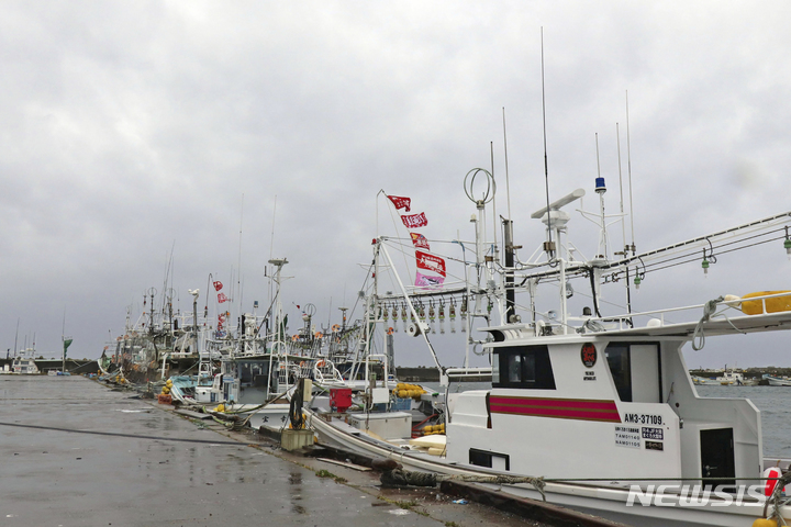 [아오모리현=교도·AP/뉴시스]4일 일본 북부 아오모리현 오마정에 있는 항구 모습. 홋카이도 및 아오모리 지역에서는 북한 미사일이 태평양에 낙하한 것으로 보인다고 정부가 후속 통보를 할 때까지 선박과 열차 운행 등이 중단되었다. 2022.10.04.  
