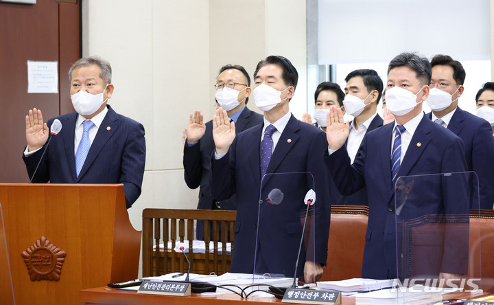 [서울=뉴시스] 김선웅 기자 = 4일 서울 여의도 국회에서 열린 국회 행정안전위원회의 행정안전부, 인사혁신처, 공무원연금공단에 대한 2022년 종합국정감사에서 이상민(앞줄 왼쪽부터) 행정안전부 장관, 김성호 재난안전관리본부장, 한창섭 행정안전부 차관이 선서하고 있다. (공동취재사진) 2022.10.04. photo@newsis.com