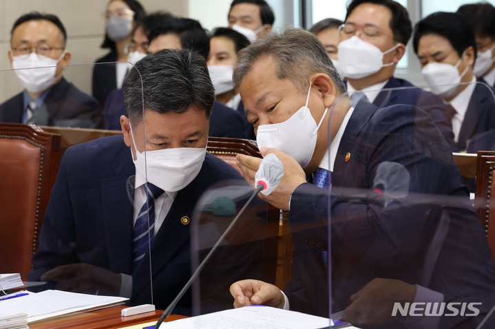 [서울=뉴시스] 지난해 10월4일 서울 여의도 국회에서 열린 국회 행정안전위원회의 행정안전부에 대한 2022년 종합국정감사에서 이상민(오른쪽) 행정안전부 장관과 한창섭 차관이 대화하고 있다. 2022.10.04. photo@newsis.com