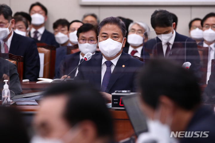 [서울=뉴시스] 김선웅 기자 = 박진 외교부 장관이 4일 서울 여의도 국회 외교통일위원회 회의실에서 열린 국정감사에 참석해 있다. (공동취재사진) 2022.10.04. photo@newsis.com