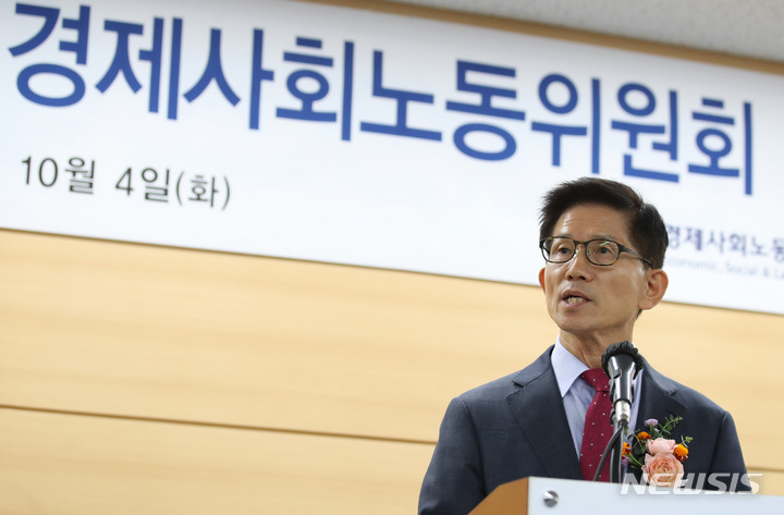 [서울=뉴시스] 김진아 기자 = 김문수 신임 경제사회노동위원회 위원장. 2022.10.04. bluesoda@newsis.com