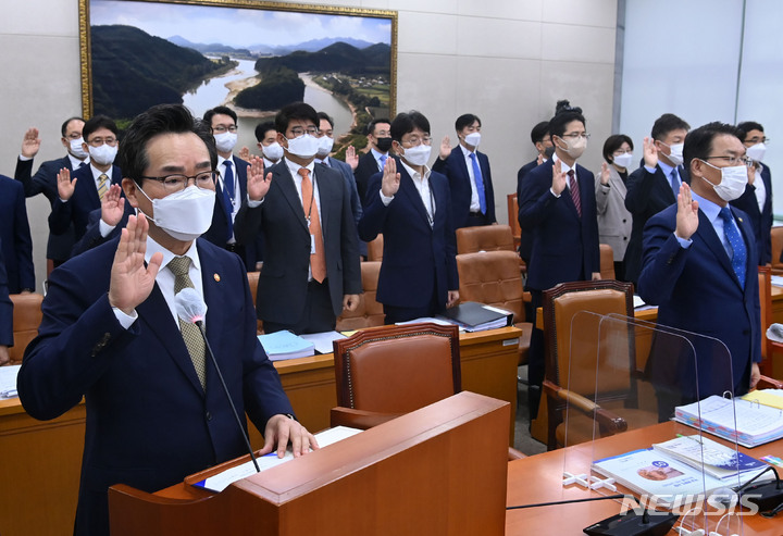 [서울=뉴시스] 고범준 기자 = 정황근 농림축산식품부 장관이 4일 국회에서 열린 농해수위 국정감사에서 증인선서를 하고 있다. (공동취재사진) 2022.10.04. photo@newsis.com