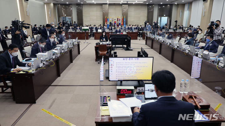 [서울=뉴시스] 국회사진기자단 = 윤석열 정부 첫 국정감사가 시작된 가운데 4일 서울 용산구 국방부에서 국회 국방위원회 국정감사가 열리고 있다. 2022.10.04. photo@newsis.com