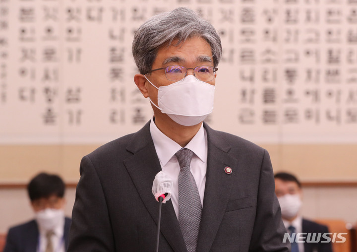 [서울=뉴시스] 전진환 기자 = 김상환 법원행정처장이 4일 서울 여의도 국회에서 열린 대법원 등에 대한 법제사법위원회 국정감사에 출석해 업무보고를 하고 있다. (공동취재사진) 2022.10.04. photo@newsis.com